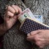 Senolė kreipėsi į policiją: artimiesiems daviau pasaugoti 110 tūkst. eurų ir jų neatgaunu