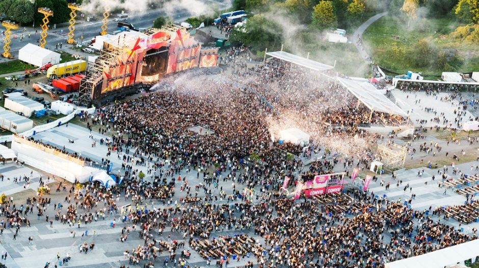 Festivalis „Summerburst“ stulbins žvaigždžių sąrašu ir grandiozine scena 