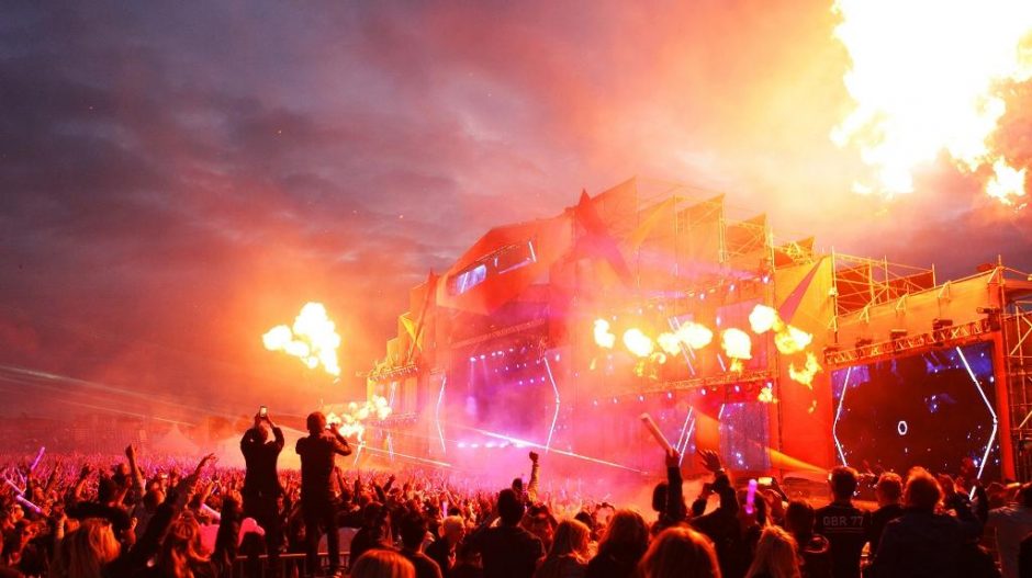 Festivalis „Summerburst“ stulbins žvaigždžių sąrašu ir grandiozine scena 