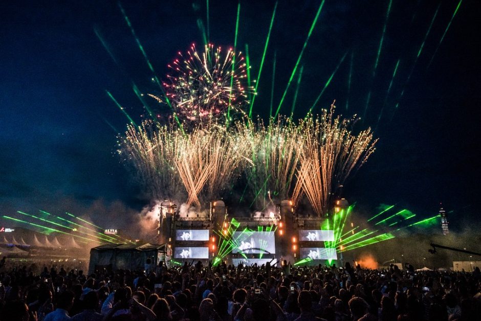 Festivalis „Summerburst“ stulbins žvaigždžių sąrašu ir grandiozine scena 