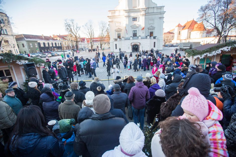 Įsisuka kalėdinė karuselė Rotušės aikštėje