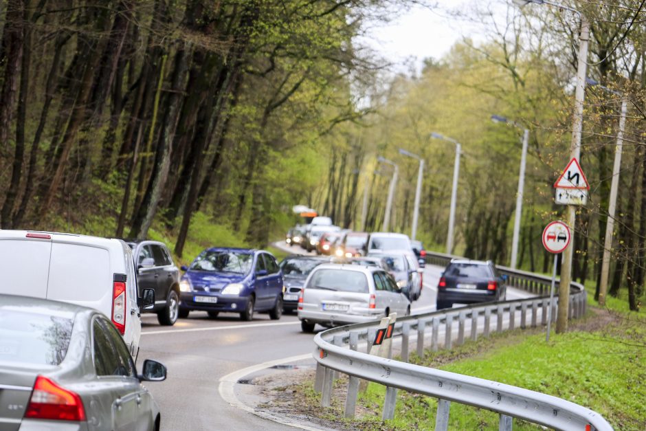 Automobilis Panemunėje išmėgino stulpo tvirtumą