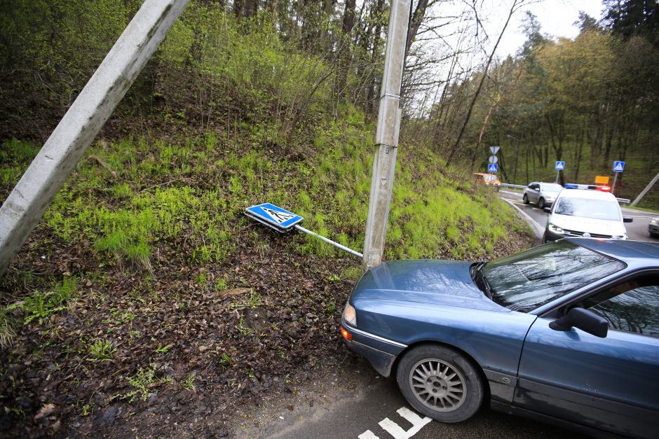 Automobilis Panemunėje išmėgino stulpo tvirtumą