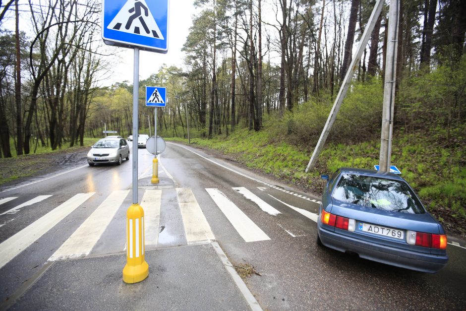 Automobilis Panemunėje išmėgino stulpo tvirtumą