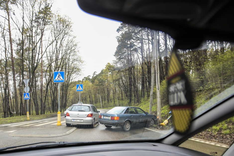 Automobilis Panemunėje išmėgino stulpo tvirtumą