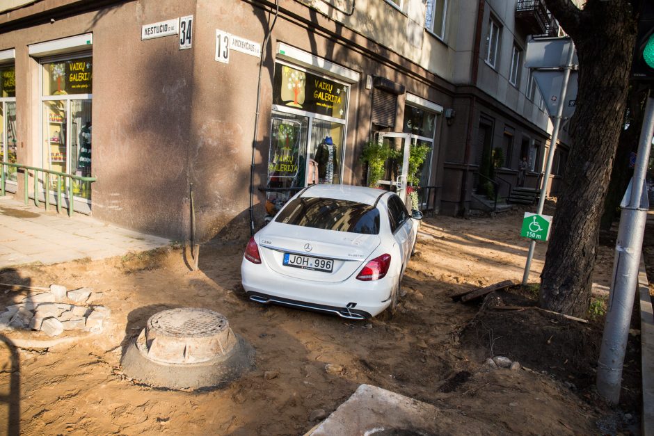 Kauno centre „Mercedes“ kliudė pastato sieną