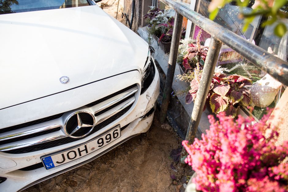 Kauno centre „Mercedes“ kliudė pastato sieną