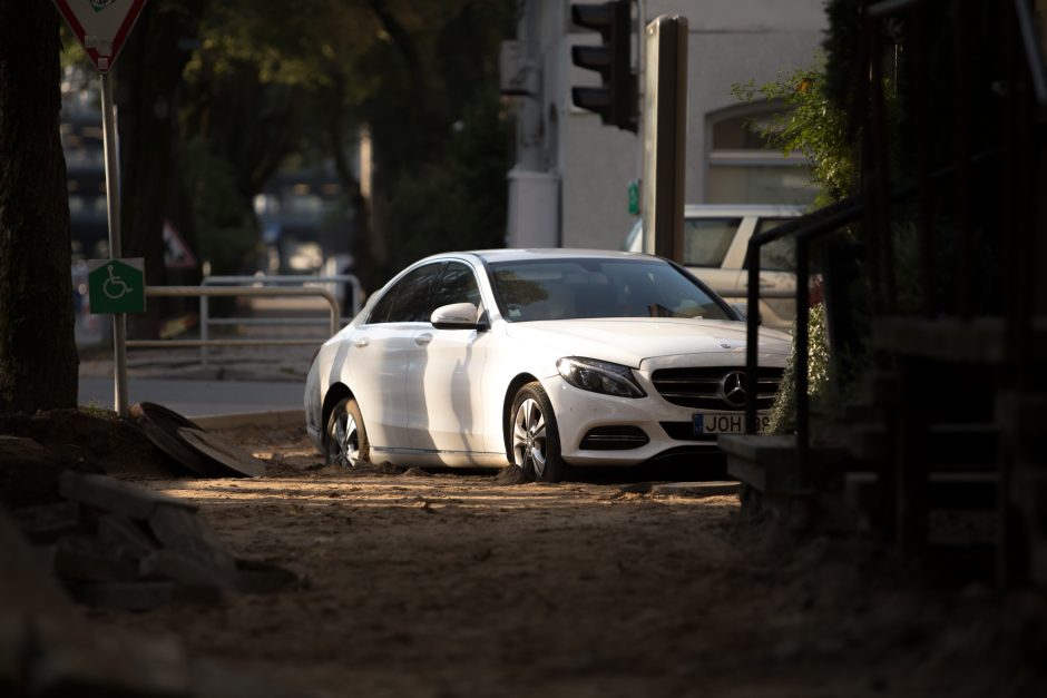 Kauno centre „Mercedes“ kliudė pastato sieną