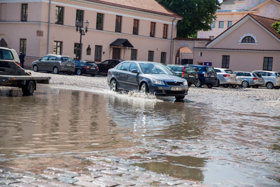 Kauną užtvindė liūtis: skendo pagrindinės gatvės