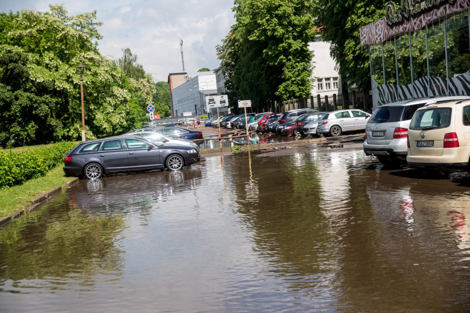 Kauną užtvindė liūtis: skendo pagrindinės gatvės