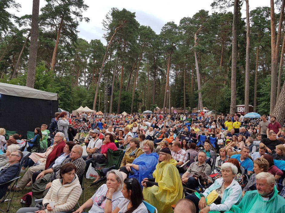 Bardų festivalis „Akacijų alėja“: lietus klausytojų neišgąsdino 