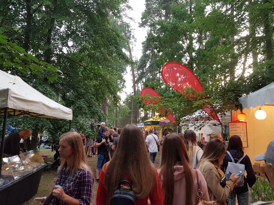 Bardų festivalis „Akacijų alėja“: lietus klausytojų neišgąsdino 