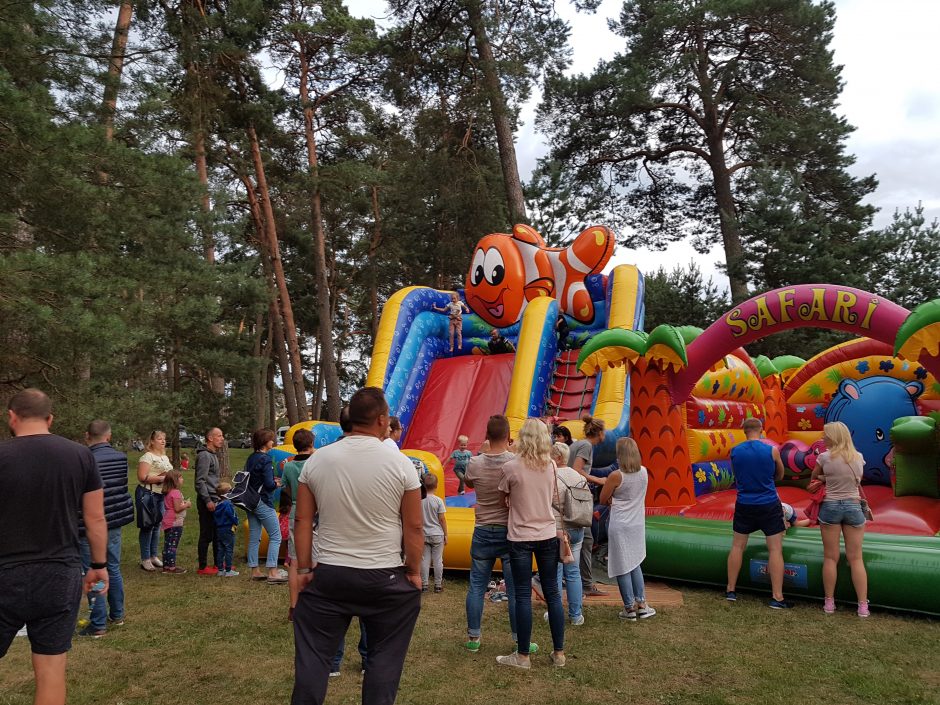 Bardų festivalis „Akacijų alėja“: lietus klausytojų neišgąsdino 