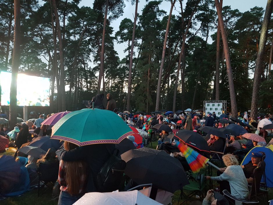 Bardų festivalis „Akacijų alėja“: lietus klausytojų neišgąsdino 