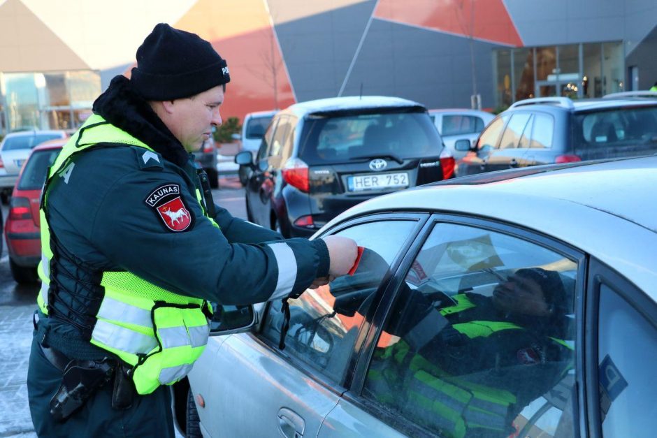 Tikrino, ar vairuotojai neteisėtai nepalieka automobilių neįgaliųjų vietose