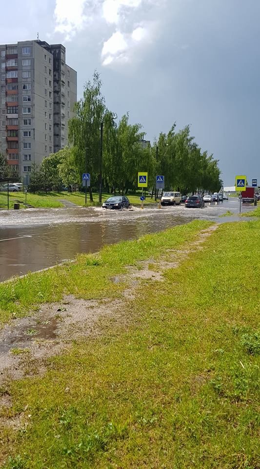 Kauną užtvindė liūtis: skendo pagrindinės gatvės