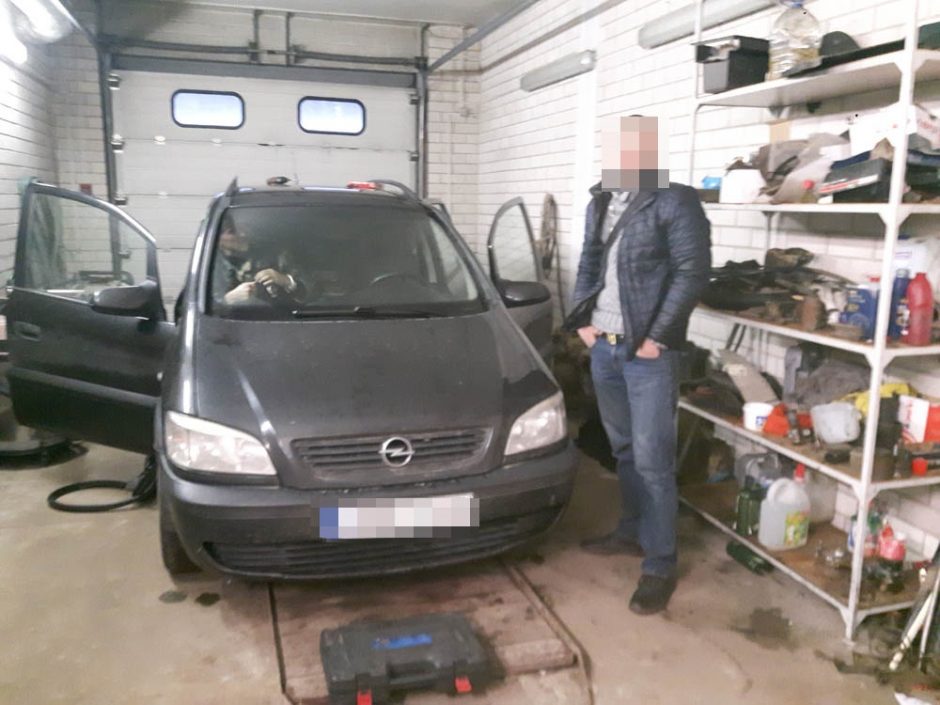 Kontrabanda buvo slepiama dvigubame „Opel Zafira“ dugne ir stoge 