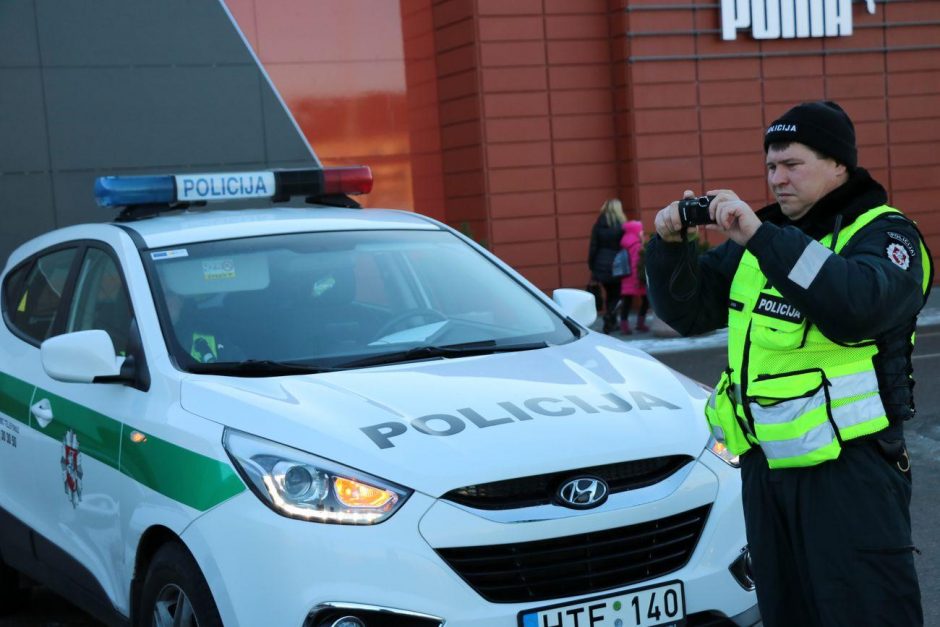 Tikrino, ar vairuotojai neteisėtai nepalieka automobilių neįgaliųjų vietose