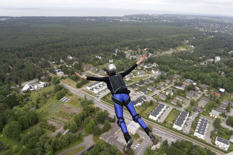 Per Talino televizijos bokšto „gimtadienį“ – unikalus parašiutininkų šuolis