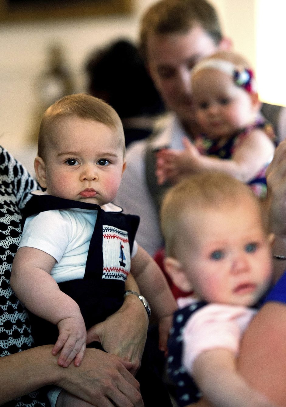 Princas George'as kramtė mamos plaukus ir žaidė su Naujosios Zelandijos vaikais