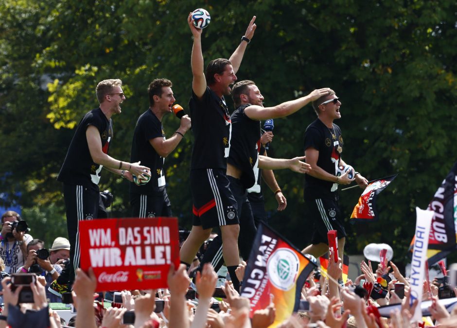 Berlyne tūkstančiai žmonių pasitiko futbolo čempionus