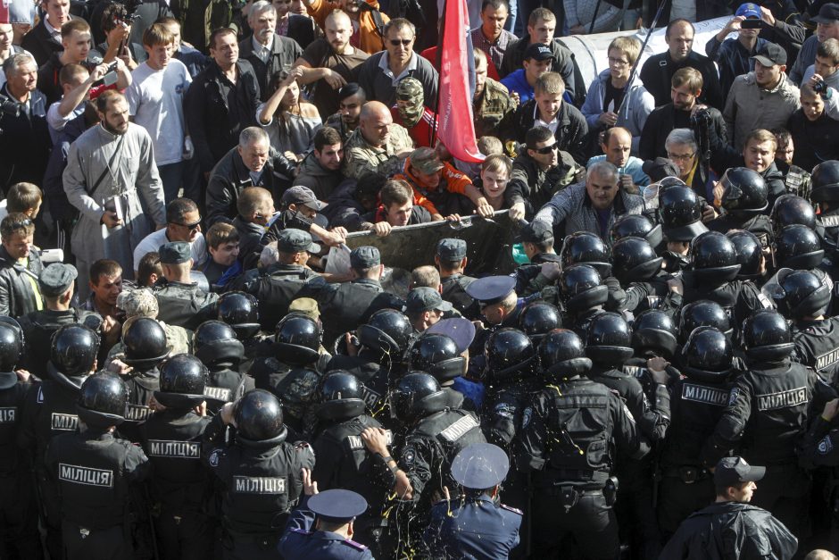 Prie Ukrainos Rados per demonstraciją dėl liustracijos įstatymo kilo susirėmimai