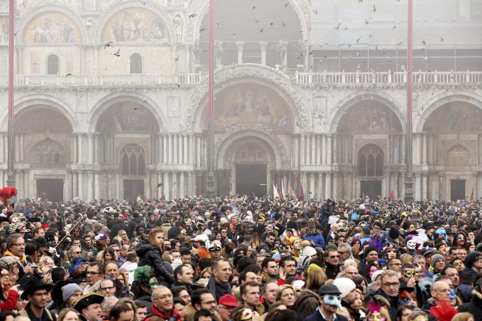 Venecijos karnavalas prasidėjo „angelo skrydžiu“