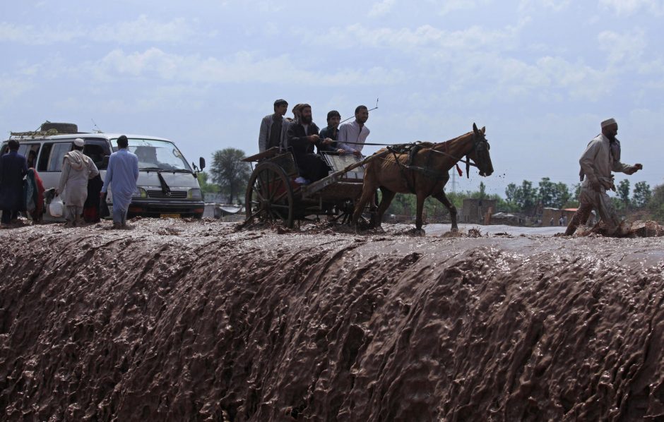 Pakistane tūkstančius gyventojų atkirto nuo pasaulio liūtys, žuvo 61 žmogus