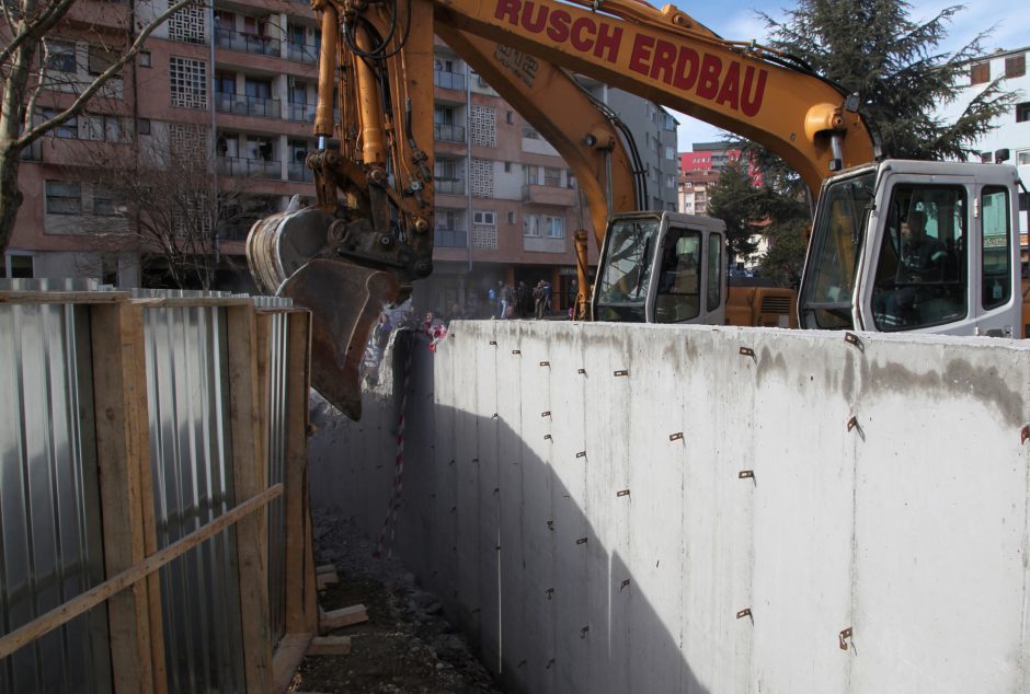 Serbai Kosove nugriovė kontroversišką sieną 