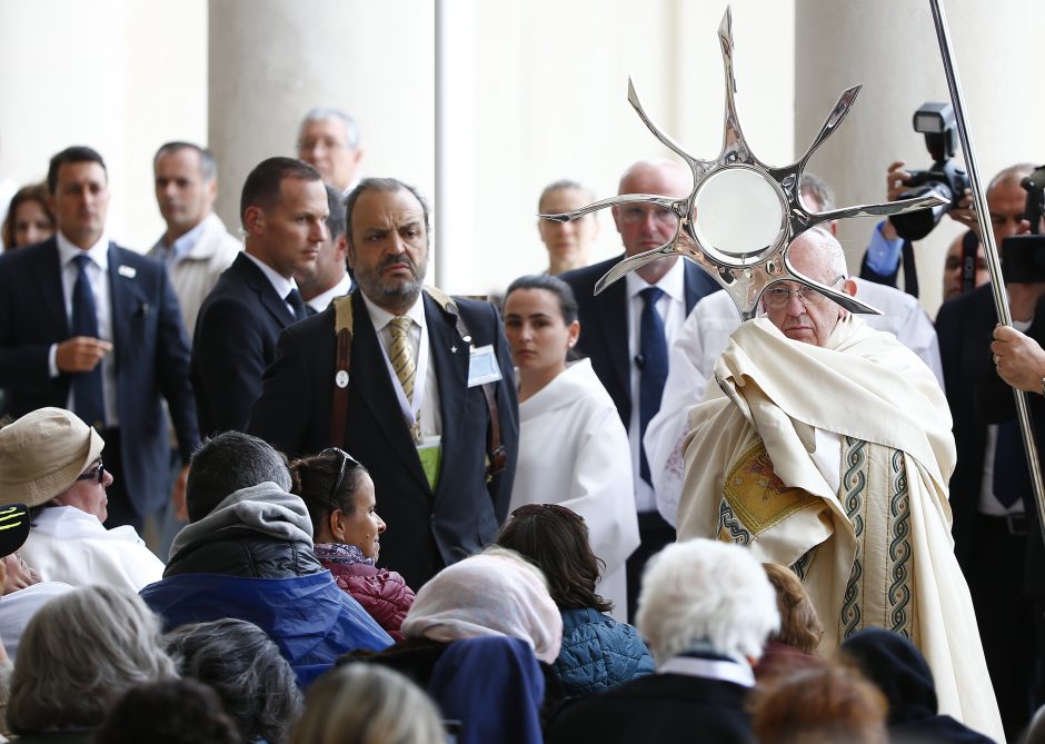 Šventaisiais paskelbti Dievo Motinos apreiškimą matę piemenėliai