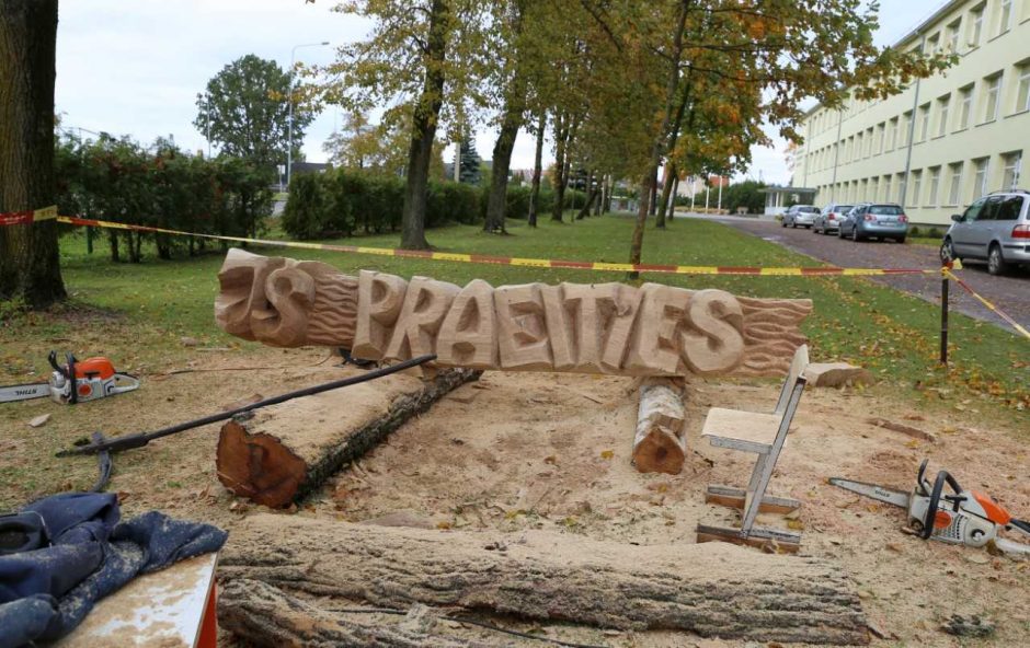 Garliavos tautodailininkai iš ąžuolo drožia Lietuvos himną