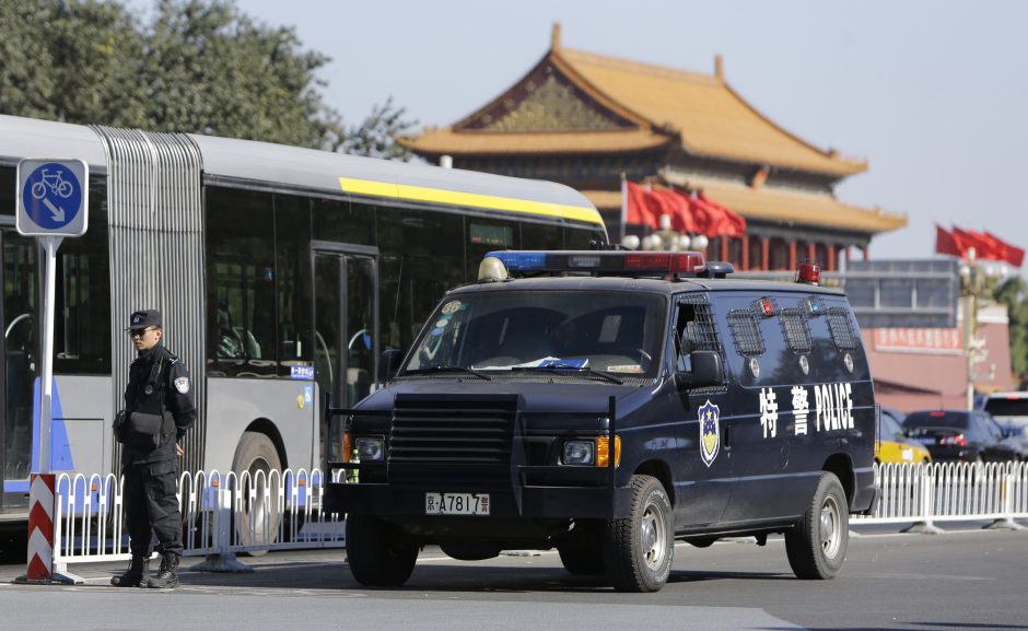 Kinijoje susidūrus autobusui ir sunkvežimiui žuvo 11 žmonių