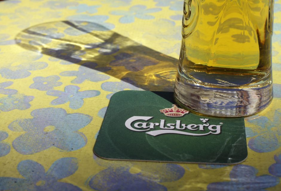 „Carlsberg“ uždaro dvi gamyklas Rusijoje