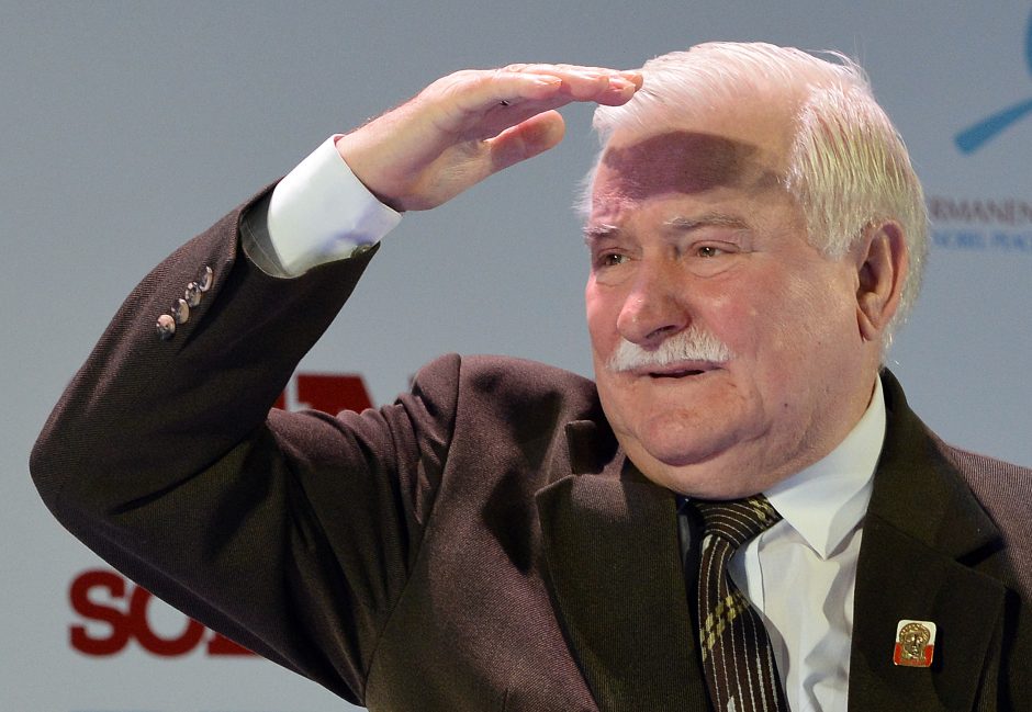 Lenkijos eksprezidentas L. Walesa susilaužė koją išeidamas iš bažnyčios