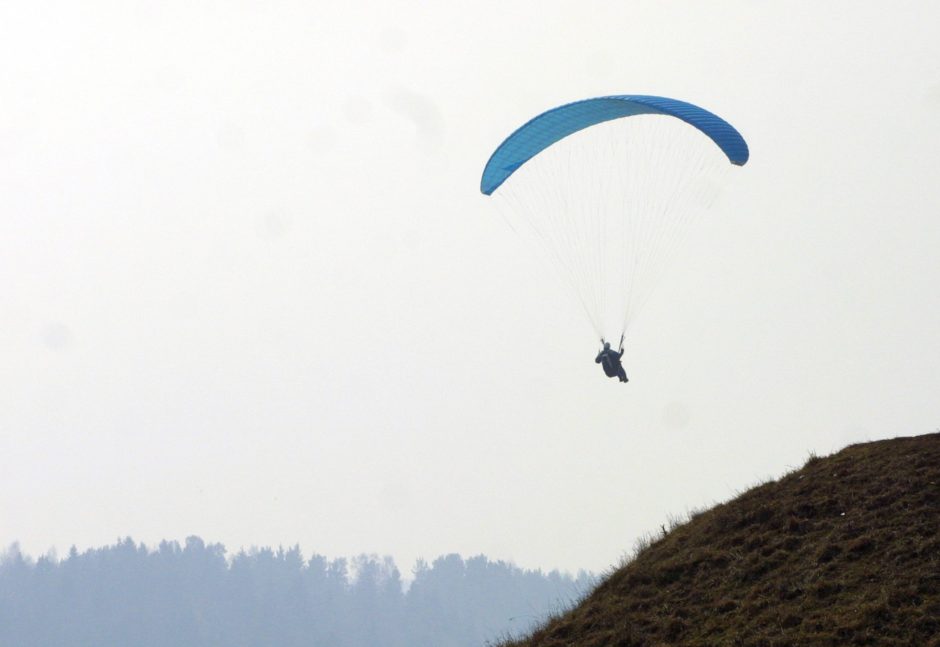 Paluknio aerodrome susižalojo parasparnio pilotas