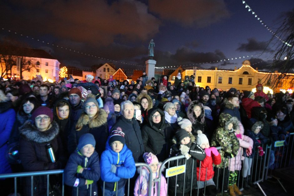 Sekdamas pasaką Kalėdų senelis įžiebė Klaipėdos žaliaskarę