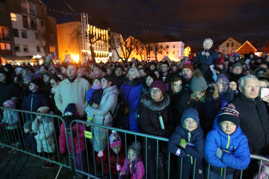 Sekdamas pasaką Kalėdų senelis įžiebė Klaipėdos žaliaskarę