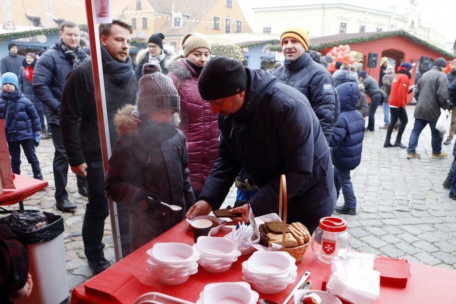 Šimtai klaipėdiečių šildėsi maltiečių sriuba