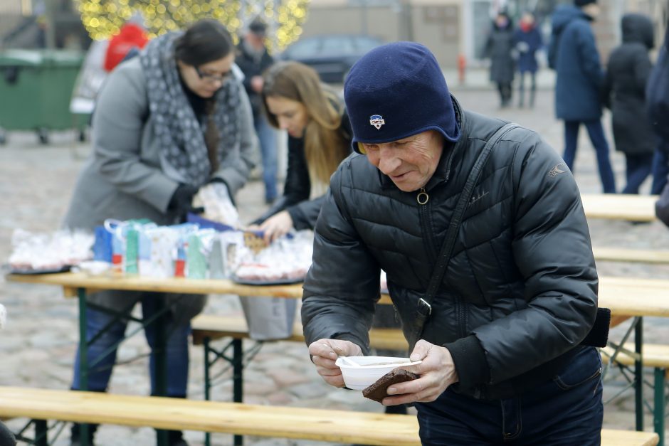 Šimtai klaipėdiečių šildėsi maltiečių sriuba