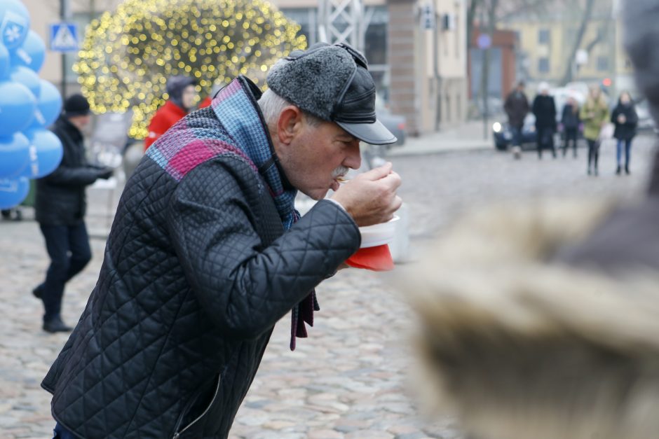 Šimtai klaipėdiečių šildėsi maltiečių sriuba