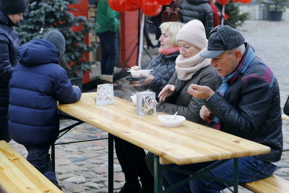 Šimtai klaipėdiečių šildėsi maltiečių sriuba