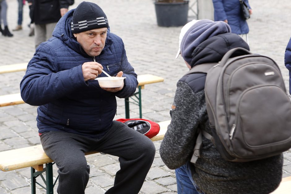 Šimtai klaipėdiečių šildėsi maltiečių sriuba