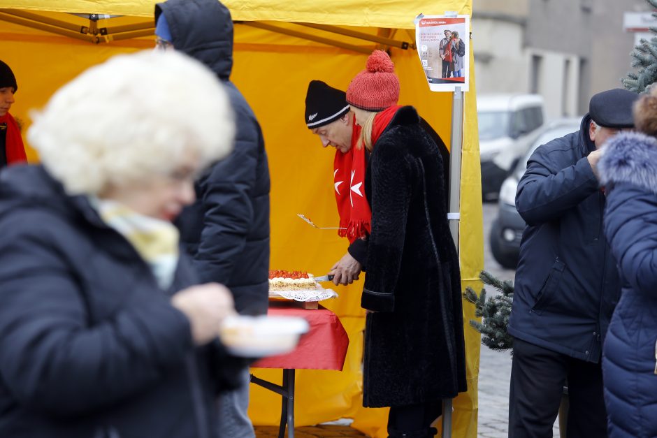 Šimtai klaipėdiečių šildėsi maltiečių sriuba