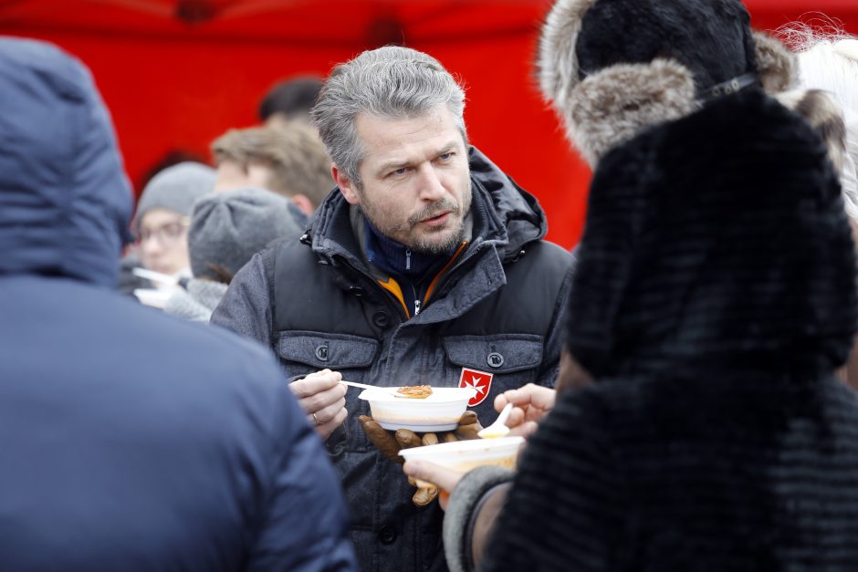 Šimtai klaipėdiečių šildėsi maltiečių sriuba