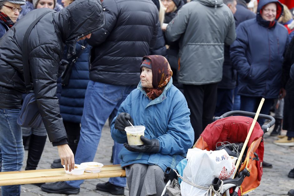 Šimtai klaipėdiečių šildėsi maltiečių sriuba