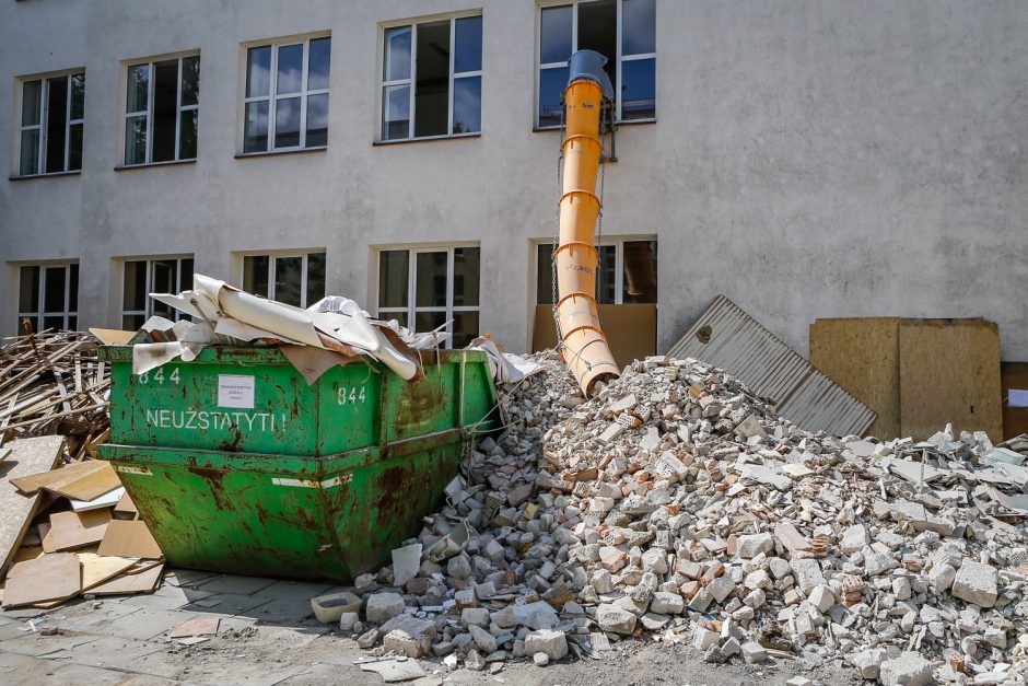 Pavojingas asbestas „Žaliakalnio“ gimnazijoje liks po sarkofagu