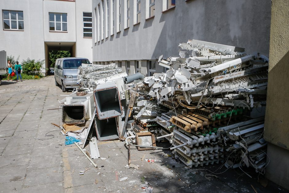 Pavojingas asbestas „Žaliakalnio“ gimnazijoje liks po sarkofagu