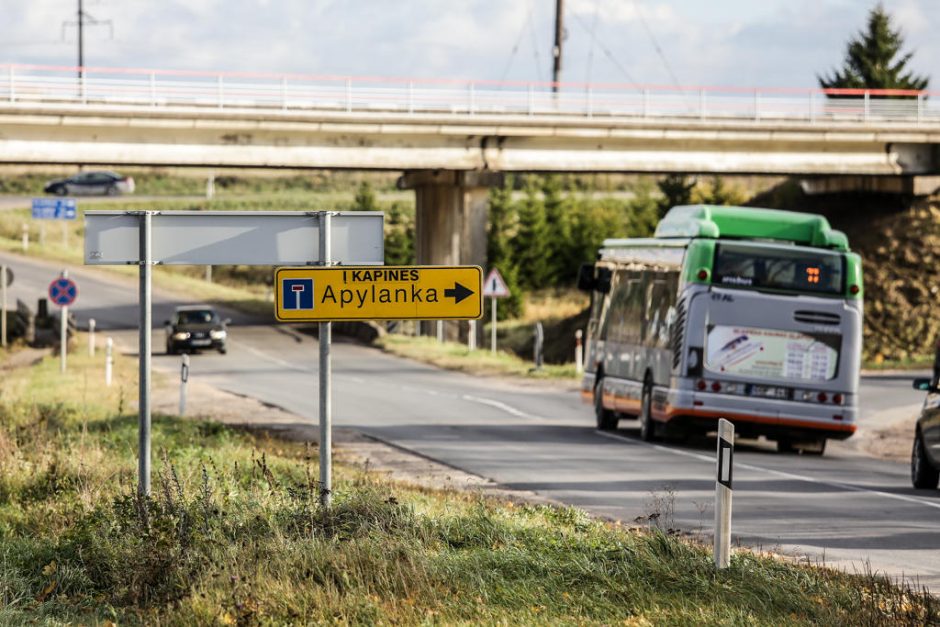 Prie kapinių – transporto spūstys