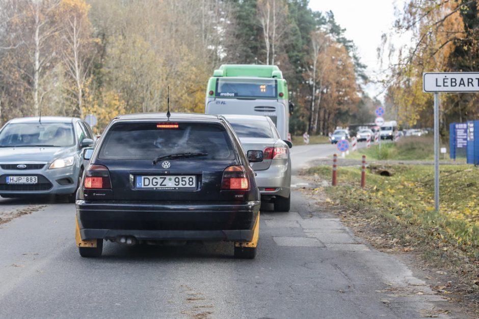 Prie kapinių – transporto spūstys