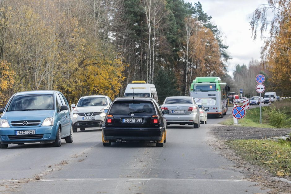 Prie kapinių – transporto spūstys